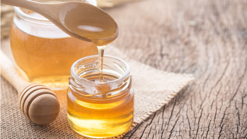 体质寒湿或常出现水肿的人，食用蜂蜜会加重湿气。