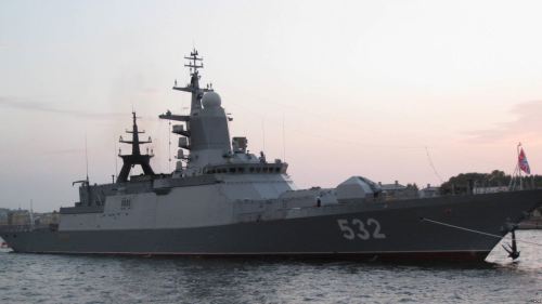 隶属于波罗的海舰队的“敏捷”号护卫舰2016年俄罗斯海军节时停靠在圣彼得堡。这艘军舰参加了去年与中国海军在波罗的海的联合军演，同时也曾前往地中海参加俄罗斯在叙利亚的军事行动。