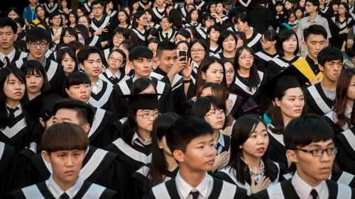两地学生对毕业后的发展意向和薪酬要求等都有显著差别。超过一半受访港生想当公务员，台湾学生则最想自己创业和到海外发展。