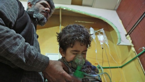 2018年2月25日，首都大馬士革郊區東部受反政府武裝控制地區的一間臨時診所中，有兒童和成人正在接受治療。