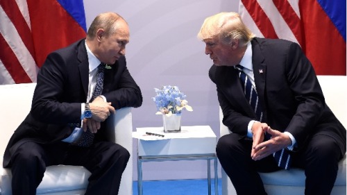 2017年7月7日，美國總統川普和俄羅斯總統普京在德國漢堡舉行的G20峰會期間會面。