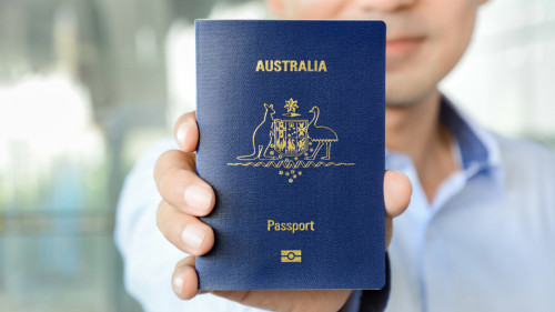 “用外国护照很有优越感！”华男自曝拿外国护照后生活大变