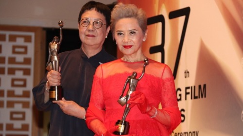 导演许鞍华（左）凭借《明月几时有》荣获香港金像奖最佳导演殊荣，叶德娴获颁最佳女配角。