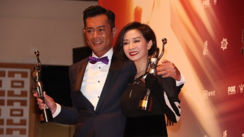 古天乐以《杀破狼．贪狼》获得最佳男主角奖，他发言时拿出讲稿，强调香港人要团结