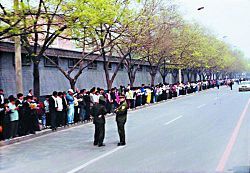 4月25日早晨，超过一万名法轮功学员聚集北京的国家信访局（距离中南海新华门约2公里）附近依法上访，要求结束中国公安警察对法轮功学员正在增强的骚扰，并释放天津被捕的学员。