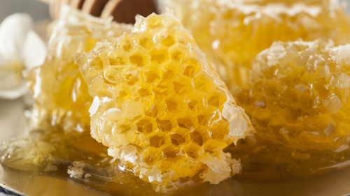 蜂巢蜜具有花源的芳香、醇馥鲜美的滋味。