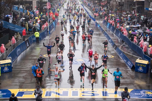 全球最古老的赛事：第122届波士顿马拉松赛开赛