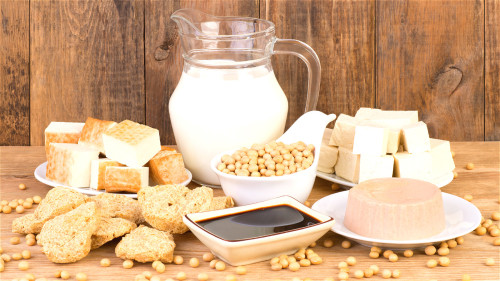 营养学家建议每天吃点黄豆、豆制品或喝杯豆浆。