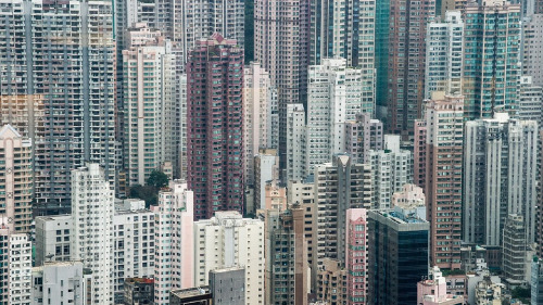 香港政府奉行高地价政策，而开发土地中，仅有不到4%土地划作市区居住用地