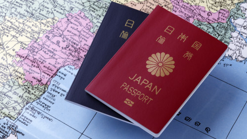 世界最強護照排名出爐，由日本和新加坡連續2季以免簽190國並列第一。圖為日本护照