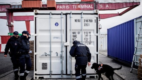 2018年3月13日，法国巴黎海关工作人员在执勤。