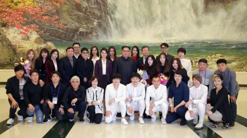 韩国艺术团在平壤演出，朝鲜领导人金正恩夫妇至场观赏，并一同合影。