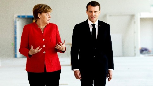 2018年4月19日，德国总理默克尔与法国总统马克龙在柏林出席记者会。