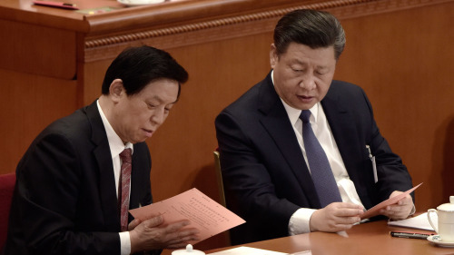 图为中国国家主席习近平（右）和中共中央政治局委员栗战书（左）。（图片来源：FRED DUFOUR/AFP/Getty Images）