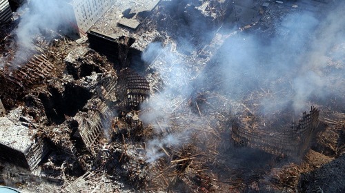 911襲擊事件之後，已倒塌的世界貿易中心廢墟。
