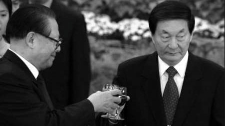 邓曾讲，朱镕基懂经济，不服气不行……江泽民很嫉恨朱镕基。