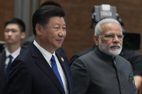 2017年9月5日，中国国家主席习近平和印度总理纳兰德拉莫迪在厦门举行的金砖国家峰会期间。