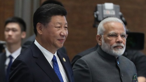 2017年9月5日，中国国家主席习近平和印度总理纳兰德拉莫迪在厦门举行的金砖国家峰会期间。