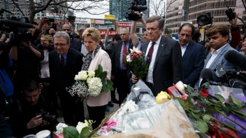 2018年4月24日，安大略省总理凯瑟琳怀恩，多伦多市长约翰托利到芬奇大道悼念遇难者。