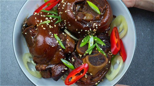 卤猪蹄美味可口，是十分下饭的家常菜。