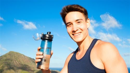 多喝水能促进新陈代谢，减少代谢产物和毒素对肝脏的损害。