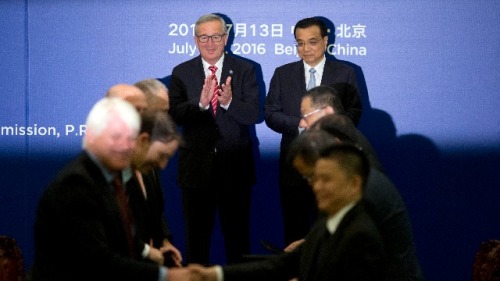 2016年7月13日，中国国务院总理李克强和欧盟委员会主席容克参加在北京人民大会堂举行的签字仪式。
