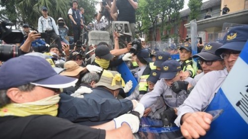 反年改團體與警方爆發激烈衝突，期間更打傷記者