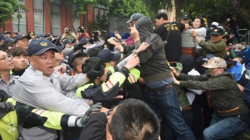 反年改抗议中警民发生冲突