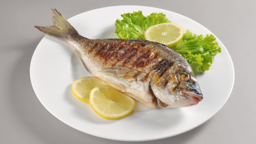服用止咳药者不要吃鱼，以免引起组胺过敏反应。