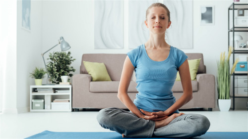 打坐能使气脉自然畅通，增进健康。