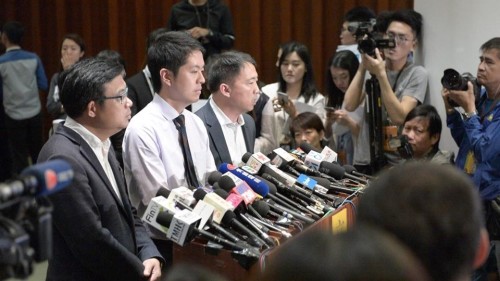 許智峯（左二）25日就取走政府人員手機一事召開記者會，公開道歉
