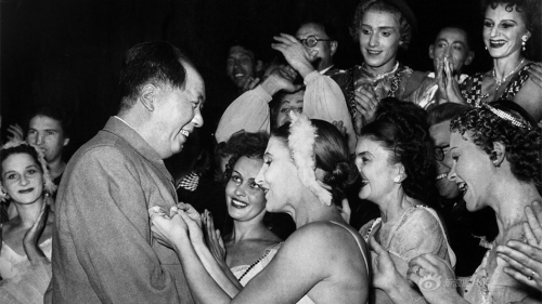 毛泽东在大饥馑年代以手中威权和一顿晚餐逼迫、诱奸身体正在发育的少女们。