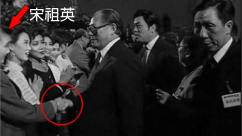 1990年的春节晚会，江泽民紧拉宋祖英的手。（视频截图）
