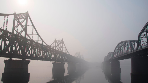鴨綠江上連接中國丹東市與朝鮮新義州市的中朝友誼橋