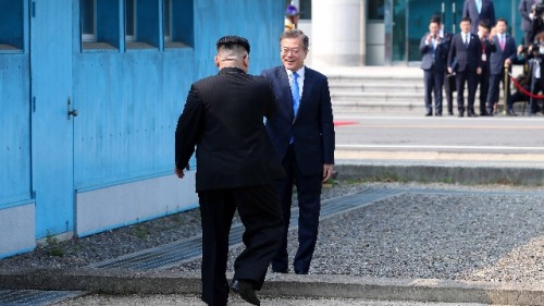 2018年4月26日，金正恩首次跨過38線，與韓國總統文在寅會面。