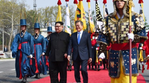 27日舉行韓朝峰會，朝鮮領導人金正恩與南韓總統文在寅。