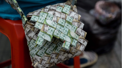 委內瑞拉民眾竟然用已經極度貶值的玻利瓦爾鈔票作原料製作手工飾品
