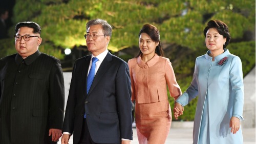 4月27日，韩国总统文在寅和朝鲜领导人金正恩会面，並签署了“板门店宣言”