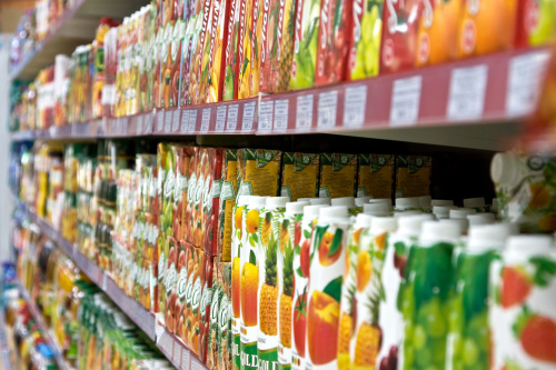 大家要提防果汁商将包装果汁当成健康饮品的行销手法。