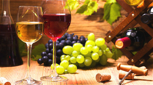 晚饭喝杯红酒，可以排出积存在人体内的大量致癌物质。
