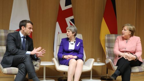 2018年3月22日，英国首相特蕾莎·梅，德国总理安格拉·默克尔和法国总统马克龙在欧盟领导人布鲁塞尔峰会后召开新闻发布会。