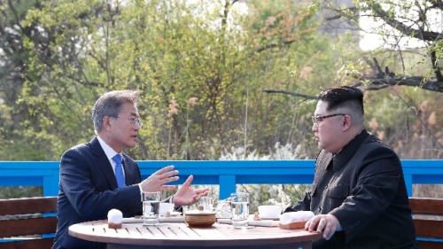 4月27日，金正恩與文在寅在韓國板門店舉行韓朝首腦會議期間私下談話