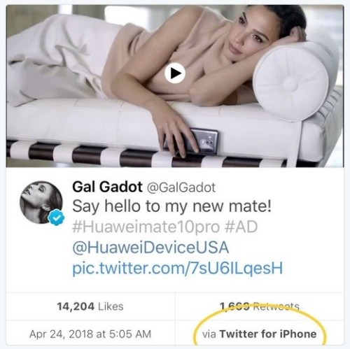 為華為代言的美國女星Gal Gadot用蘋果手機給「自己的新華為手機」打招呼