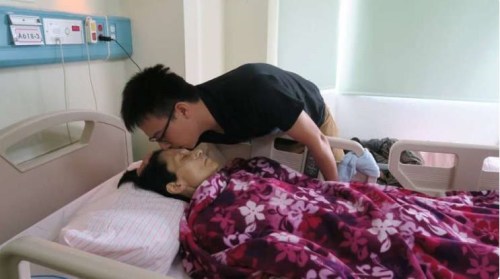 台湾男大生刘信鸿才刚满19岁，在母亲得了癌症后，选择休学照顾。