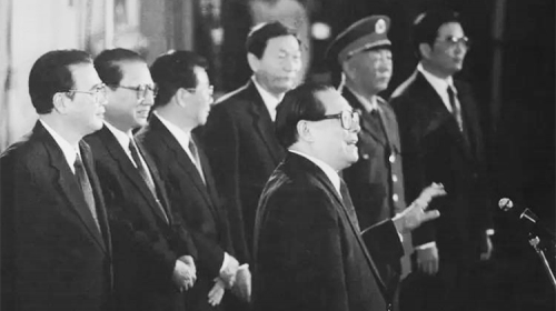 左起是胡錦濤、李瑞環、李鵬、江澤民、喬石、朱鎔基、劉華清。