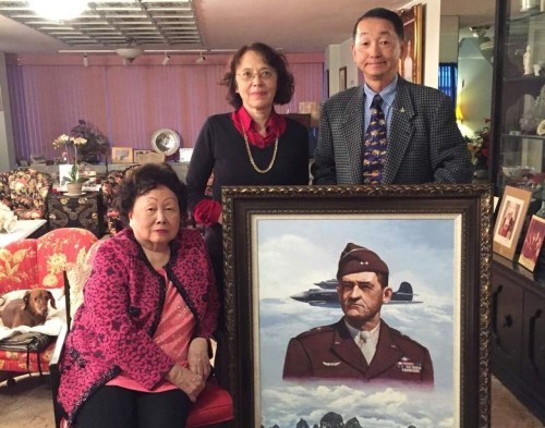 飞虎将军陈纳德的遗孀陈香梅（左）晚年住在华府，驻美中将顾问田在劢（右）2015年前往她的寓所探视时，与她和陈香梅的二女儿陈美丽（中）合影留念。