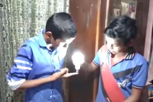 神奇印度男孩能讓充電式LED燈泡發亮