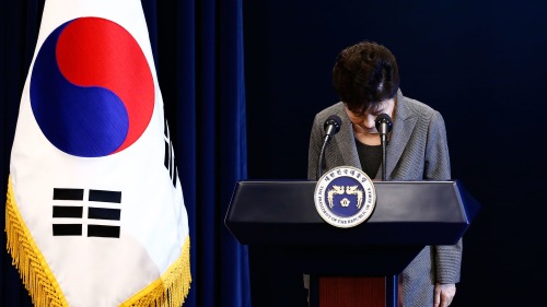 2016年11月29日，朴槿惠向韓國民眾鞠躬，表示願意下臺