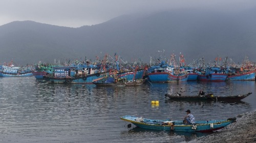 2017年11月10日，人们聚集在越南中部城市岘港一个港口的小船上