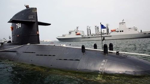 美国国务院核准台湾潜舰国造的行销许可证。图为总统蔡英文（前）2017年3月参加潜舰国造设计启动，并登上荷兰制剑龙级“海虎”潜舰。